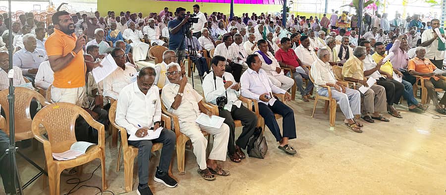 ಪಾಂಡವಪುರ ತಾಲೂಕು ವ್ಯವಸಾಯೋತ್ಪನ್ನ ಮಾರಾಟ ಸಹಕಾರ ಸಂಘದ ವಾರ್ಷಿಕ ಮಹಾಸಭೆಯಲ್ಲಿ ಆಡಳಿತ ಮಂಡಳಿ ನಿರ್ದೇಶಕರು ಮತ್ತು ಷೇರುದಾರ ಸದಸ್ಯರ ನಡುವೆ ಮಾತಿನ ಚಕಮಕಿ ನಡೆಯಿತು.