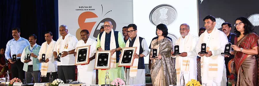ಮೈಸೂರಿನ ರಾಜ್ಯ ಮುಕ್ತ ವಿಶ್ವವಿದ್ಯಾಲಯದ ಘಟಿಕೋತ್ಸವ ಭವನದಲ್ಲಿ ಆಯೋಜಿಸಿದ್ದ ಕೇಂದ್ರ ರೇಷ್ಮೆ ಮಂಡಳಿಯ ಅಮೃತ ಮಹೋತ್ಸವದ ಅಂಗವಾಗಿ ಸಚಿವ ಗಿರಿರಾಜ್‌ ಸಿಂಗ್ ₹75ರ ನಾಣ್ಯ ಬಿಡುಗಡೆ ಮಾಡಿದರು