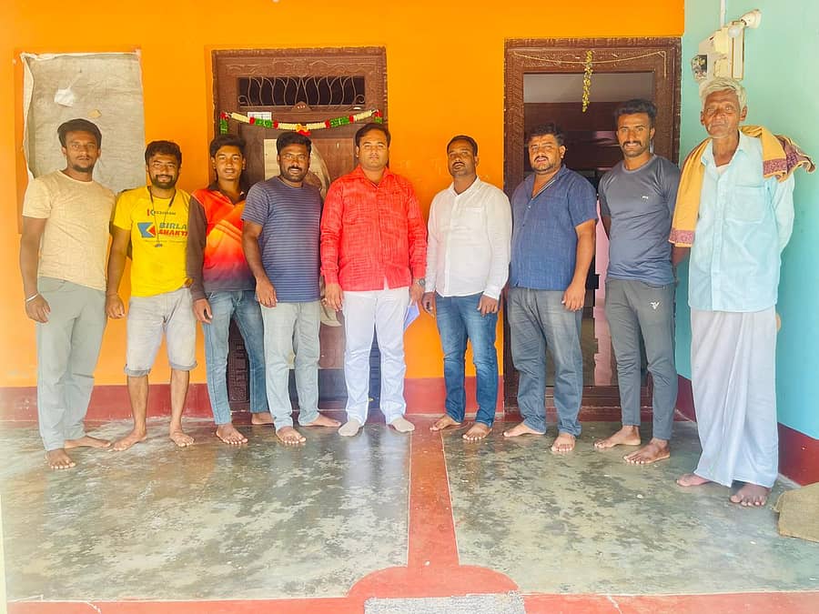 ಕನಕಪುರ ಉದಾರಹಳ್ಳಿ ಗ್ರಾಮದಲ್ಲಿ ಬಿಜೆಪಿ ಪಕ್ಷದಿಂದ ನಡೆದ ಸದಸ್ಯತ್ವ ಅಭಿಯಾನ ಕಾರ್ಯಕ್ರಮ, ಜಗನಾಥ್ ಗೌಡ ಮತ್ತು ಪದಾಧಿಕಾರಿಗಳು ಉಪಸ್ಥಿತರಿದ್ದರು