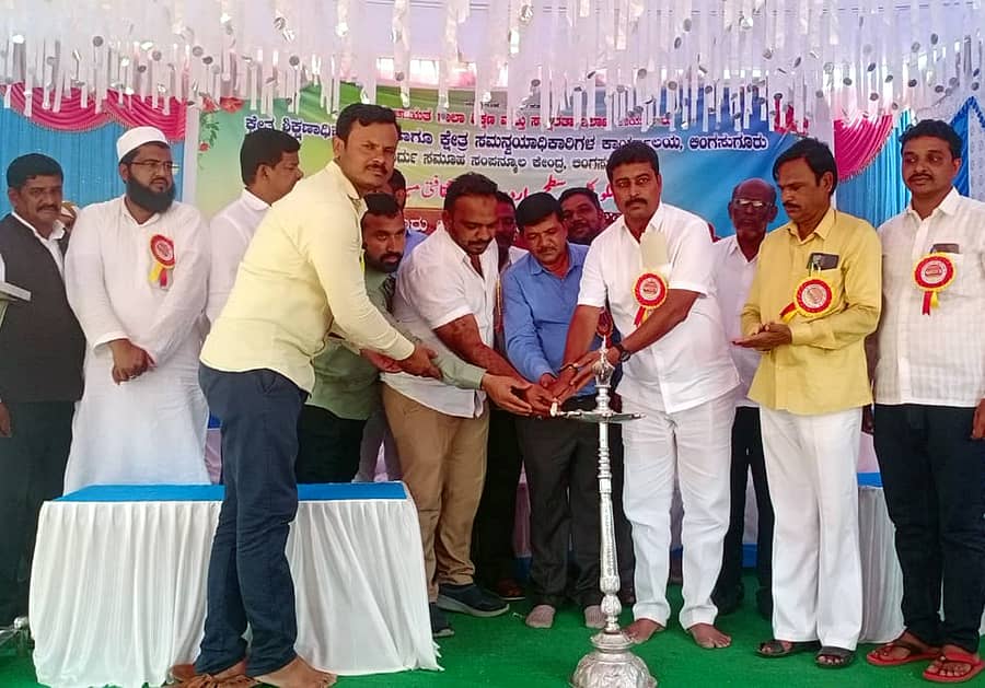 ಲಿಂಗಸುಗೂರಲ್ಲಿ ಶುಕ್ರವಾರ ಆಯೋಜಿಸಿದ್ದ ಕ್ಲಸ್ಟರ್ ಮಟ್ಟದ ಉರ್ದು ಪ್ರತಿಭಾ ಕಾರಂಜಿ ಕಾರ್ಯಕ್ರಮವನ್ನು ಕ್ಷೇತ್ರ ಶಿಕ್ಷಣಾಧಿಕಾರಿ ಹೊಂಬಣ್ಣ ರಾಠೋಡ ಉದ್ಘಾಟಿಸಿದರು