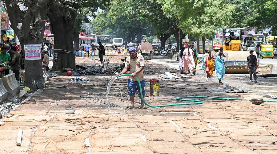 ಮೈಸೂರಿನ ಸಬರ್ಬ್‌ ಬಸ್‌ ನಿಲ್ದಾಣದ ಎದುರಿನ ಬೆಂಗಳೂರು– ನೀಲಗಿರಿ ರಸ್ತೆಯಲ್ಲಿ ಅಭಿವೃದ್ಧಿ ಕಾಮಗಾರಿ ಕುಂಟುತ್ತಾ ಸಾಗಿದೆ –ಪ್ರಜಾವಾಣಿ ಚಿತ್ರ: ಅನೂಪ್ ರಾಘ.ಟಿ.
