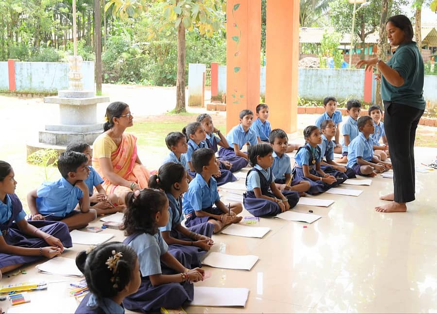 ಸರ್ಕಾರಿ ಶಾಲೆಯೊಂದರಲ್ಲಿ ಚಿತ್ರಕಲೆ ಕಲಿಸುತ್ತಿರುವ ರಕ್ಷಾ ಪೂಜಾರಿ