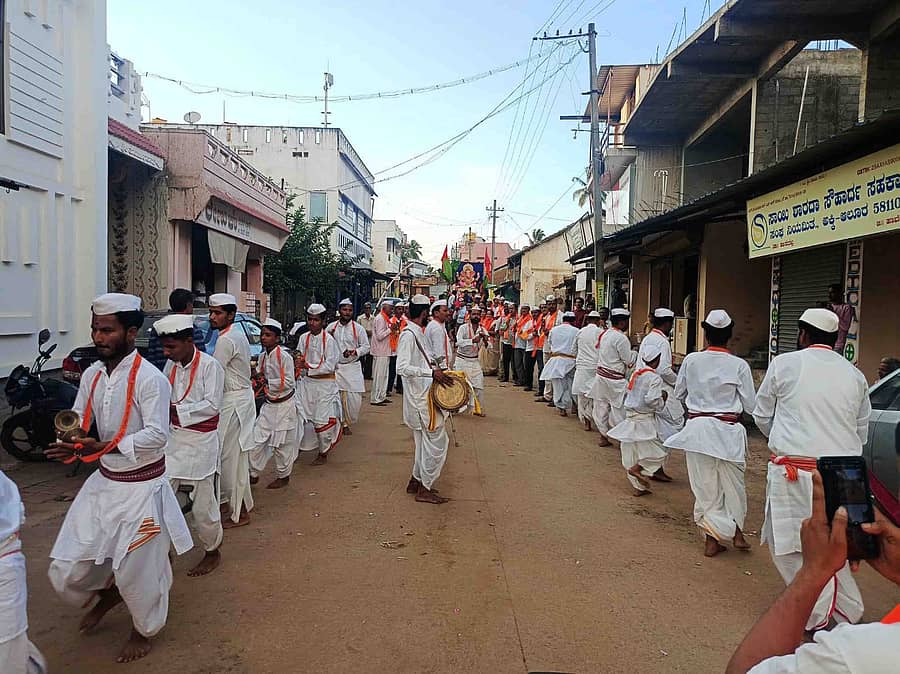 ಅಕ್ಕಿಆಲೂರಿನಲ್ಲಿ ನಡೆದ ಗಣೇಶ ಮೂರ್ತಿ ಮೆರವಣಿಗೆಯಲ್ಲಿ ಜಾನಪದ ಕಲಾತಂಡವು ಕಲೆ ಪ್ರದರ್ಶಿಸಿತು