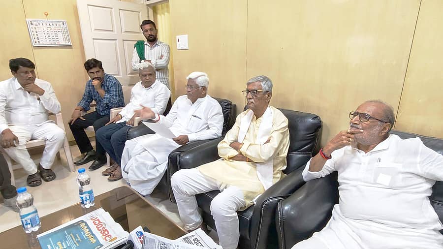 ಸಿಂಧನೂರಿನ ಸಕ್ರ್ಯೂಟ್ ಹೌಸ್‍ನಲ್ಲಿ ಗುರುವಾರ ನಡೆದ ಸರ್ವ ಪಕ್ಷಗಳ ಮುಖಂಡರ ಪೂರ್ವಭಾವಿ ಸಭೆಯಲ್ಲಿ ಶಾಸಕ ಹಂಪನಗೌಡ ಬಾದರ್ಲಿ ಮಾತನಾಡಿದರು