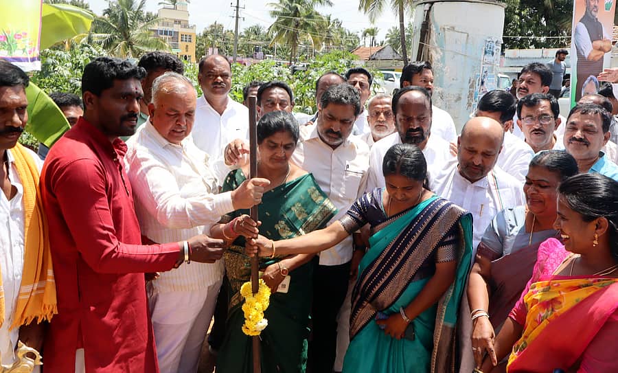 ಚನ್ನಪಟ್ಟಣ ತಾಲ್ಲೂಕಿನ ತಿಟ್ಟಮಾರನಹಳ್ಳಿ ಗ್ರಾಮದಲ್ಲಿ ಜಿಲ್ಲಾ ಉಸ್ತುವಾರಿ ಸಚಿವ ರಾಮಲಿಂಗಾರೆಡ್ಡಿ ಅವರು ತಾಲ್ಲೂಕಿನ ವಿವಿಧ ಕಾಮಗಾರಿಗಳಿಗೆ ಭೂಮಿಪೂಜೆ ನೆರವೇರಿಸಿದರು. ಗ್ರಾ.ಪಂ. ಅಧ್ಯಕ್ಷೆ ಜಿ.ಸಿ. ಚಂದ್ರಕಲಾ, ರಾಮನಗರ ಶಾಸಕ ಇಕ್ಬಾಲ್ ಹುಸೇನ್, ಇತರರು ಹಾಜರಿದ್ದರು