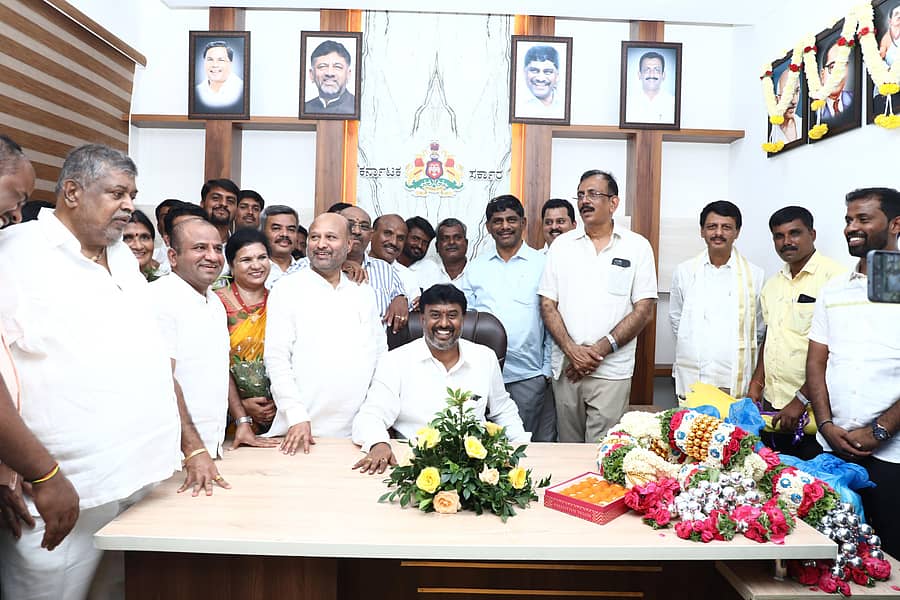 ಕನಕಪುರ ತಾಲ್ಲೂಕು ಆಡಳಿತ ಸೌಧದಲ್ಲಿ ಉದ್ಘಾಟನೆಗೊಂಡ ಗ್ಯಾರಂಟಿ ಯೋಜನೆಗಳ ಅಧ್ಯಕ್ಷರ ಕಚೇರಿಯಲ್ಲಿ ಅಧ್ಯಕ್ಷರಾಗಿ ಅಧಿಕಾರ ಸ್ವೀಕರಿಸಿದ ಕೆ.ಎನ್.ದಿಲೀಪ್, ಡಿಕೆ ಸುರೇಶ್ ಎಸ್. ರವಿ ಸೇರಿದಂತೆ ಕಾಂಗ್ರೆಸ್ ಮುಖಂಡರು ಉಪಸ್ಥಿತರಿದ್ದಾರೆ