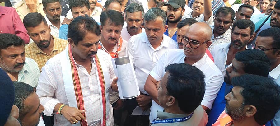 ಕುಶಾಲನಗರ ತಹಶೀಲ್ದಾರ್ ಕಚೇರಿ ಮುಂದೆ ಬಿಜೆಪಿ ಕಾರ್ಯಕರ್ತರು ಪ್ರತಿಭಟನೆ ನಡೆಸುತ್ತಿದ್ದ ವೇಳೆ ವಿರೋಧ ಪಕ್ಷದ ನಾಯಕ ಆರ್.ಅಶೋಕ್ ಭೇಟಿ ನೀಡಿ ತಹಶೀಲ್ದಾರ್ ಕಿರಣ್ ಗೌರಯ್ಯ ಅವರನ್ನು ತರಾಟೆಗೆ ತೆಗೆದುಕೊಂಡರು