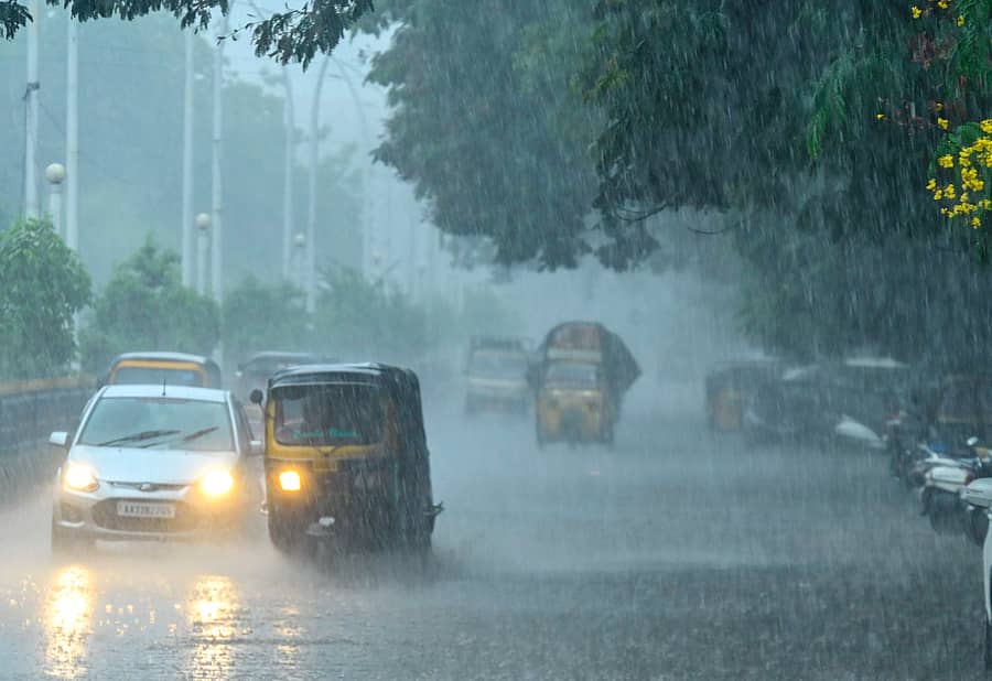 <div class="paragraphs"><p>ಕಲಬುರಗಿಯ ಎಸ್ವಿಪಿ ವೃತ್ತದ ಸಮೀಪ ಶನಿವಾರ ಸುರಿಯುತ್ತಿದ್ದ ಮಳೆಯಲ್ಲೇ ವಾಹನಗಳು ಸಾಗಿದವು </p></div>