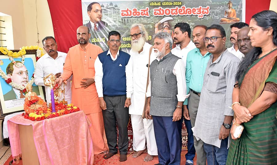 ಮೈಸೂರಿನ ವಿಶ್ವಮೈತ್ರಿ ಬುದ್ಧ ವಿಹಾರದಲ್ಲಿ ಶನಿವಾರ ನಡೆದ  ‘ಮಹಿಷಮಂಡಲ ಒಂದು ಅಧ್ಯಯನ’ ವಿಚಾರ ಸಂಕಿರಣವನ್ನು ಉರಿಲಿಂಗ ಪೆದ್ದಿ ಮಠದ ಜ್ಞಾನಪ್ರಕಾಶ ಸ್ವಾಮೀಜಿ ಉದ್ಘಾಟಿಸಿದರು. ಪುರುಷೋತ್ತಮ್, ಸಿದ್ದಸ್ವಾಮಿ, ಪ್ರೊ.ಪಿ.ವಿ.ನಂಜರಾಜ ಅರಸ್‌, ಪ್ರೊ.ಡಿ.ಆನಂದ್‌, ದಿಲೀಪ್‌ ನರಸಯ್ಯ, ಸಿ.ಜಿ.ಲಕ್ಷ್ಕ್ಷ್ಮಿಪತಿ, ಕೃಷ್ಣಮೂರ್ತಿ ಚಮರಂ, ಜಯಲಕ್ಷ್ಮಿ ಪಾಲ್ಗೊಂಡರು
