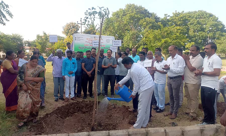 ಮುದ್ದೇಬಿಹಾಳ ಪಟ್ಟಣದ ಹುಡ್ಕೋದ ಹಸಿರು ತೋರಣ ಉದ್ಯಾನವನದಲ್ಲಿ ಶುಕ್ರವಾರ ಹಮ್ಮಿಕೊಂಡಿದ್ದ ಅಭಿಯಾನದ ಅಂಗವಾಗಿ ಪುರಸಭೆ ಅಧ್ಯಕ್ಷ ಮಹೆಬೂಬ ಗೊಳಸಂಗಿ ಸಸಿಗೆ ನೀರೆರೆದರು