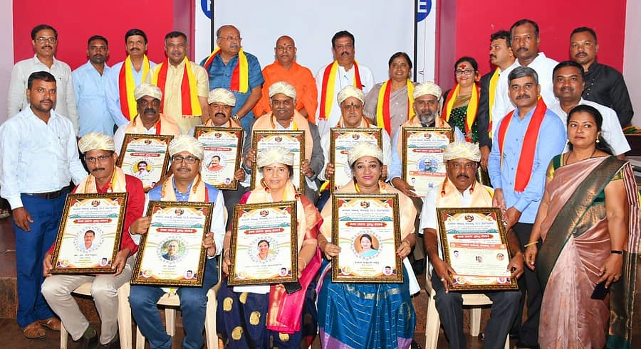 <div class="paragraphs"><p>ಜನಪರ ಸಾಹಿತ್ಯ ಪರಿಷತ್ತು ಮೈಸೂರಿನ ರೋಟರಿ ಸಭಾಂಗಣದಲ್ಲಿ ಶನಿವಾರ ನಡೆದ ಕಾರ್ಯಕ್ರಮದಲ್ಲಿ ವಿವಿಧ ಕ್ಷೇತ್ರಗಳ ಸಾಧಕರಿಗೆ ‘ಕನಕಮಾರ್ಗ’ ಪ್ರಶಸ್ತಿ ಪ್ರದಾನ ಮಾಡಲಾಯಿತು </p></div>