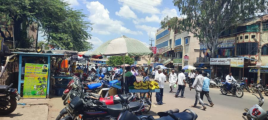ಹುನಗುಂದ ಪಟ್ಟಣದ ಬಸ್ ನಿಲ್ದಾಣದ ಮುಂಭಾಗದ ಪಾದಚಾರಿ ರಸ್ತೆಯಲ್ಲಿ ಗೂಡಂಗಡಿಗಳು