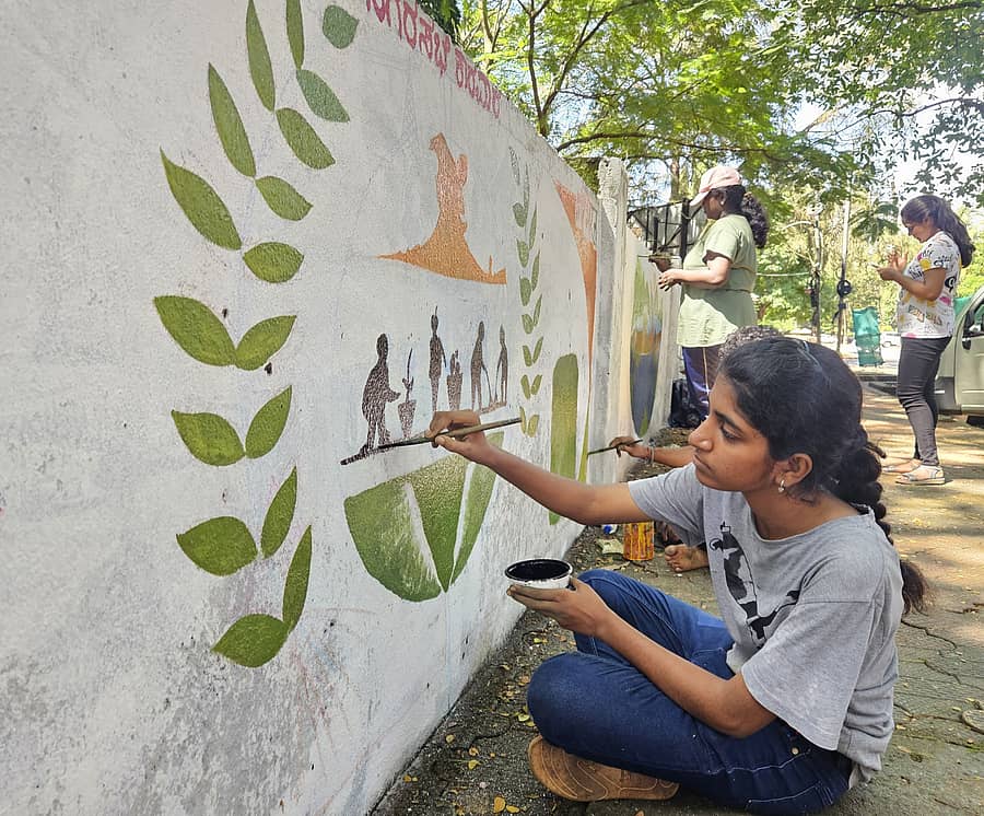 ಕಾರವಾರದ ಗಾಂಧಿ ಉದ್ಯಾನದ ಆವರಣಗೋಡೆ ಮೇಲೆ ಸ್ವಚ್ಛತೆಯ ಜಾಗೃತಿ ಸಾರುವ ಗೋಡೆ ಚಿತ್ರ ಬಿಡುಸುತ್ತಿರುವ ವಿದ್ಯಾರ್ಥಿನಿ