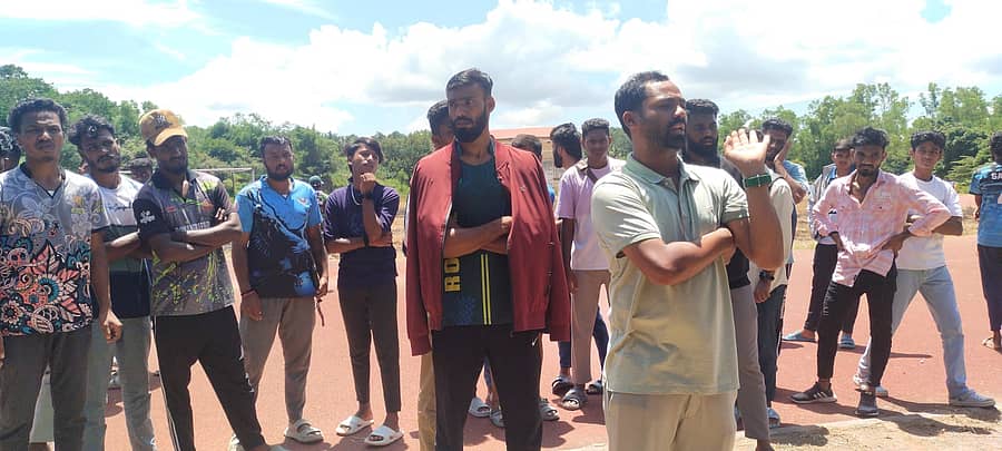 ಕುಶಾಲನಗರ ಸಮೀಪದ ಕೂಡಿಗೆ ಕ್ರೀಡಾಶಾಲೆಯಲ್ಲಿ ಶನಿವಾರ ಆಯೋಜಿಸಿದ್ದ ತಾಲ್ಲೂಕು ಮಟ್ಟದ ದಸರಾ ಕ್ರೀಡಾಕೂಟದಲ್ಲಿ ಕ್ರೀಡಾಪಟುಗಳು ಪ್ರತಿಭಟನೆ ನಡೆಸಿದರು