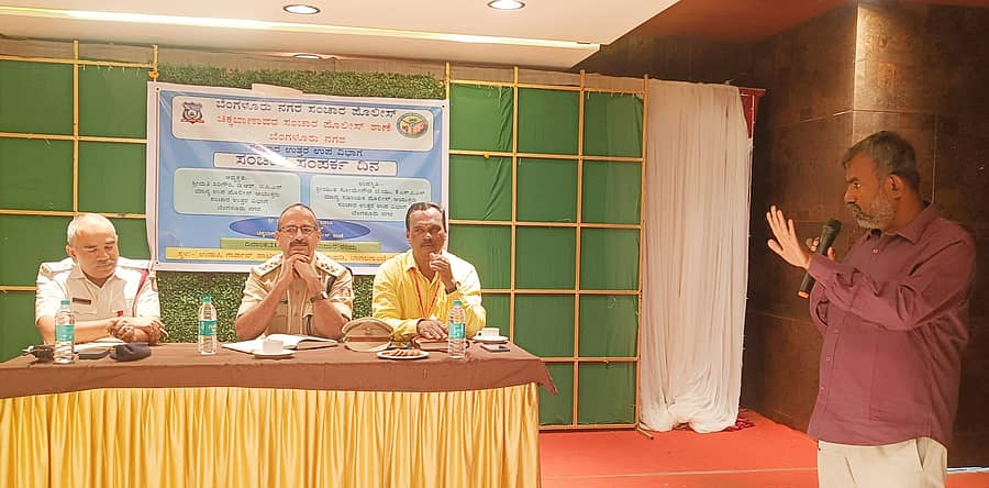 'ಸಂಚಾರ ಸಂಪರ್ಕ ದಿನ' ಸಾರ್ವಜನಿಕ ಸಭೆಯಲ್ಲಿ ಚಿಕ್ಕಬಾಣಾವರ ಸಂಚಾರ ಪೊಲೀಸ್ ಠಾಣೆ ಇನ್ಸ್ಪೆಕ್ಟರ್ ಎಂ.ಬಿ. ರಾಘವೇಂದ್ರ ಬಾಬು, ಸಂಚಾರ ಉತ್ತರ ವಿಭಾಗದ ಸಹಾಯಕ ಪೊಲೀಸ್ ಆಯುಕ್ತ ಸೋಮೇಗೌಡ ಜಿ.ಯು, ಚಿಕ್ಕಬಾಣಾವರ ಪುರಸಭೆ ಮುಖ್ಯ ಅಧಿಕಾರಿ ಎಚ್.ಎ. ಕುಮಾರ್ ಭಾಗವಹಿಸಿದ್ದರು