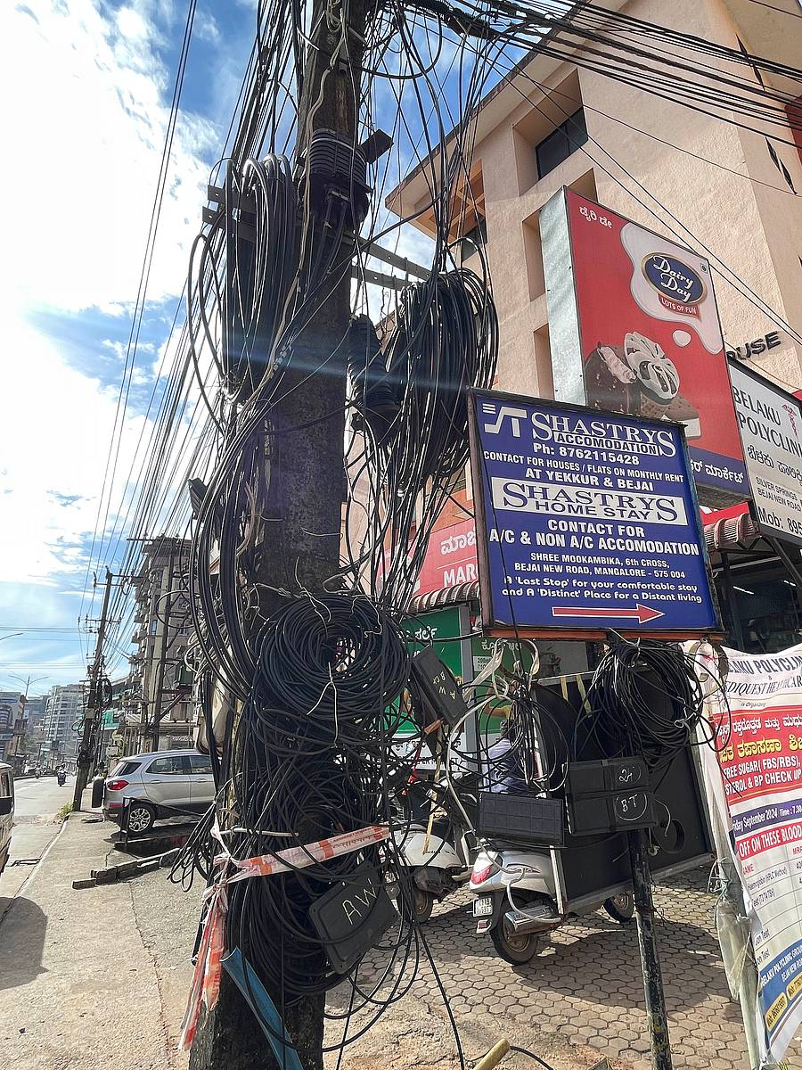 <div class="paragraphs"><p> ಮಂಗಳೂರಿನ ಬಿಜೈ ಮುಖ್ಯ ರಸ್ತೆಯಲ್ಲಿ ವಿದ್ಯುತ್ ಕಂಬಕ್ಕೆ ಸಿಲುಕಿಸಿರುವ ಕೇಬಲ್ಗಳ ಸುರುಳಿ </p></div>