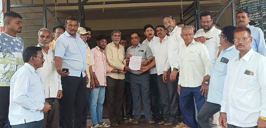 ಚಿಕ್ಕೋಡಿಗೆ ಅಪರ ಜಿಲ್ಲಾಧಿಕಾರಿ ನೇಮಕ ವಿರೋಧಿಸಿ ಚಿಕ್ಕೋಡಿ ಜಿಲ್ಲಾ ಹೋರಾಟ ಸಮಿತಿ ಸದಸ್ಯರು ತಹಶೀಲ್ದಾರ್ ಚಿದಂಬರ ಕುಲಕರ್ಣಿ ಅವರಿಗೆ ಮನವಿ ಸಲ್ಲಿಸಿದರು