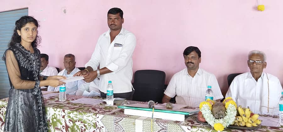 ಮಳವಳ್ಳಿ ತಾಲ್ಲೂಕಿನ ಹಿಟ್ಟನಹಳ್ಳಿಕೊಪ್ಪಲು ವಿವಿಧೋದ್ದೇಶ ಪ್ರಾಥಮಿಕ ಗ್ರಾಮೀಣ ಕೃಷಿ ಸಹಕಾರ ಸಂಘದ ಆವರಣದಲ್ಲಿ ನಡೆದ ವಾರ್ಷಿಕ ಸಭೆಯಲ್ಲಿ ಪ್ರತಿಭಾವಂತ ವಿದ್ಯಾರ್ಥಿಗಳಿಗೆ ನಗದು ಪುರಸ್ಕಾರ ನೀಡಿ ಅಭಿನಂದಿಸಿದರು