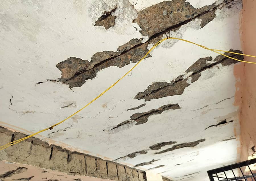 ಕೆಂಭಾವಿ ಸಮೀಪದ ಮುರಕನಾಳ ಸರ್ಕಾರಿ ಶಾಲೆಯ ಕಟ್ಟಡದ ಚಾವಣಿಯ ಪದರು ಕಿತ್ತು ಬಂದಿದೆ