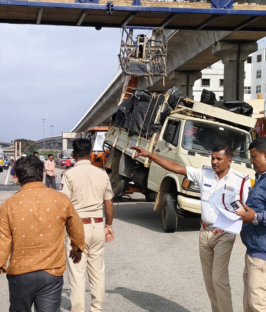 <div class="paragraphs"><p>ಅಪಘಾತ ಸ್ಥಳದಿಂದ ಕ್ಯಾಂಟರ್ ತೆರವುಗೊಳಿಸಿದ ಪೊಲೀಸರು</p></div>