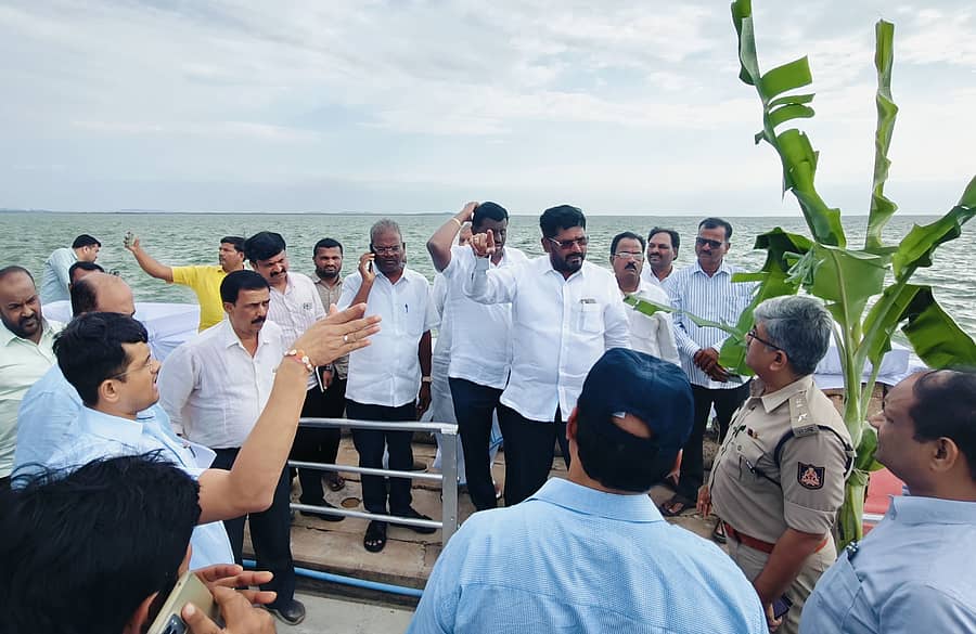 ತುಂಗಭದ್ರಾ ಜಲಾಶಯದ ಮೇಲೆ ಜಿಲ್ಲಾ ಉಸ್ತುವಾರಿ ಸಚಿವ ಶಿವರಾಜ ತಂಗಡಗಿ ಶನಿವಾರ ಸಿದ್ಧತೆ ಪರಿಶೀಲಿಸಿದರು