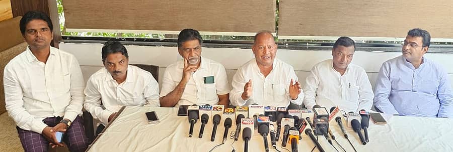 ವಿಜಯಪುರ ನಗರದಲ್ಲಿ ಶನಿವಾರ ನಡೆದ ಜಂಟಿ ಪತ್ರಿಕಾಗೋಷ್ಠಿಯಲ್ಲಿ ಕಾಂಗ್ರೆಸ್ ಮುಖಂಡ ಅಬ್ದುಲ್ ಹಮೀದ್ ಮುಶ್ರೀಫ್ ಮಾತನಾಡಿದರು. ಮುಖಂಡರಾದ ಫಯಾಜ್ ಕಲಾದಗಿ, ಎಂ.ಸಿ.ಮುಲ್ಲಾ, ಸೋಮನಾಥ ಕಳ್ಳಿಮನಿ, ಅಬ್ದುಲ್ ರಜಾಕ್ ಹೊರ್ತಿ, ಗಂಗಾಧರ ಸಂಬಣ್ಣಿ ಪಾಲ್ಗೊಂಡಿದ್ದರು