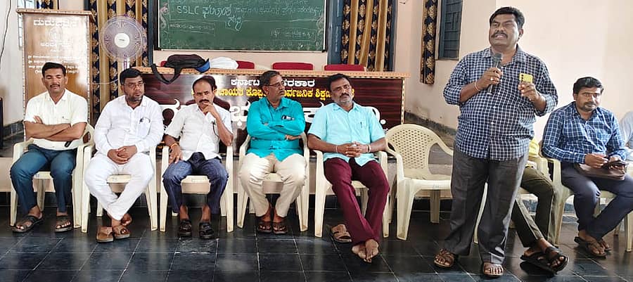 ಕುಷ್ಟಗಿಯಲ್ಲಿ ಶನಿವಾರ ಶಿಕ್ಷಕರ ಸಹಕಾರ ಸಂಘದ ಷೇರುದಾರ ಸಭೆಯಲ್ಲಿ ಪ್ರಮುಖರು ಪಾಲ್ಗೊಂಡಿದ್ದರು