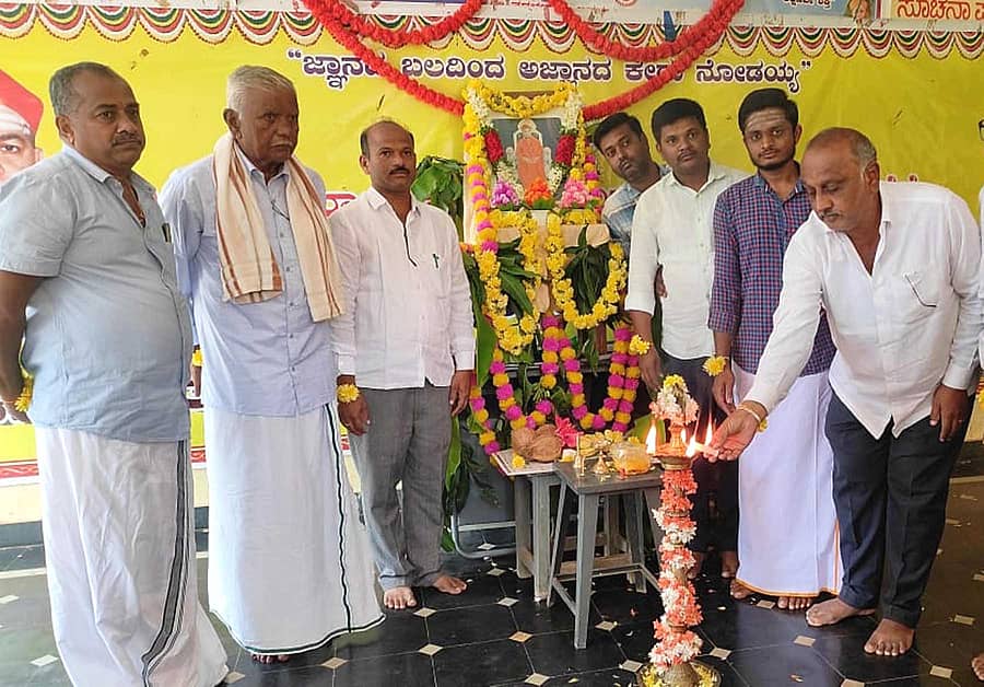 ಬಸವಾಪಟ್ಟಣದಲ್ಲಿ ಶನಿವಾರ ಏರ್ಪಡಿಸಿದ್ದ ಶಿವಕುಮಾರ ಶಿವಾಚಾರ್ಯ ಸ್ವಾಮೀಜಿಯ ಶ್ರದ್ಧಾಂಜಲಿ ಕಾರ್ಯಕ್ರಮವನ್ನು ಕಾಲೇಜಿನ ನಿರ್ದೇಶಕ ಬಿ.ಜಿ.ನಾಗರಾಜ್ ಉದ್ಘಾಟಿಸಿದರು