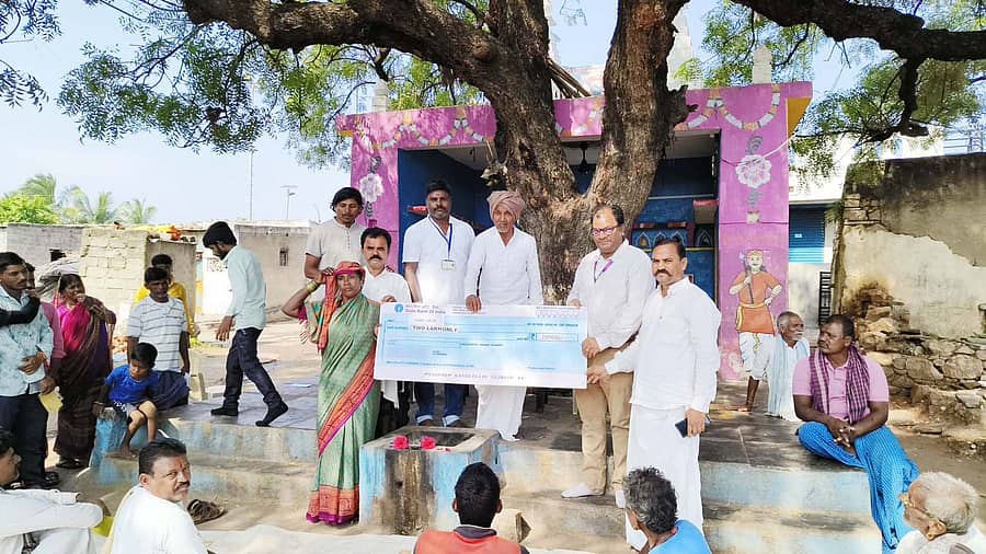 ನಾರಾಯಣಪುರ ಮಾರನಾಳ ಕ್ರಾಸ್ ನಿವಾಸಿ ಮಾನಪ್ಪ ಅವರ ಪತ್ನಿ ಶಿವಬಾಯಿ ಅವರಿಗೆ ಸ್ಥಳೀಯ ಎಸ್‌ಬಿಐ ಶಾಖೆಯ ವ್ಯವಸ್ಥಾಪಕ ಅಶೋಕಕುಮಾರ ಅವರು ಪಿಎಂಎಸ್‌ಬಿವೈ ವಿಮೆಯ ₹2 ಲಕ್ಷ ಮೊತ್ತದ ಚೆಕ್‌ ವಿತರಿಸಿದರು 