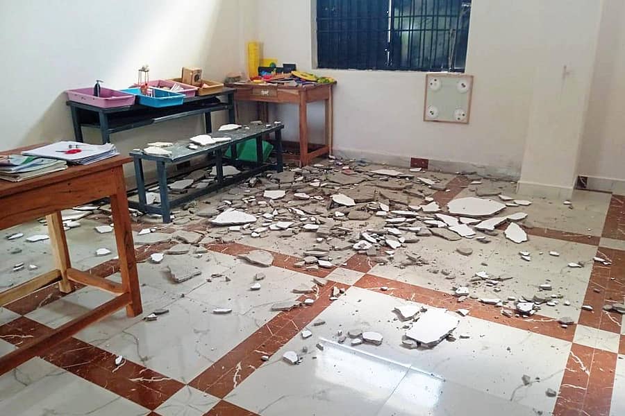 ಗುರುಮಠಕಲ್ ತಾಲ್ಲೂಕಿನ ಚಿಂತನಹಳ್ಳಿ ಗ್ರಾಮದ ಸರ್ಕಾರಿ ಪ್ರಾಥಮಿಕ ಶಾಳೆಯ ನೂತನ ಕಟ್ಟಡದ ಮೇಲ್ಛಾವಣಿಯ ಪದರು ಕುಸಿದಿರುವುದು