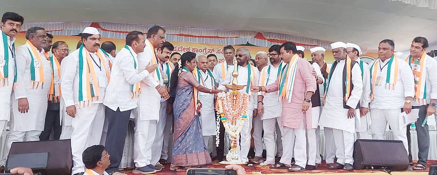 ಶಿಗ್ಗಾವಿಯ ತಾಲ್ಲೂಕು ಕ್ರೀಡಾಂಗಣದಲ್ಲಿ ಶನಿವಾರ ನಡೆದ ಕಾಂಗ್ರೆಸ್ ಬೂತ್ ಮಟ್ಟದ ಸದಸ್ಯರ ಸಮಾವೇಶವನ್ನು ಸಚಿವ ಈಶ್ವರ ಖಂಡ್ರೆ ಉದ್ಘಾಟಿಸಿದರು