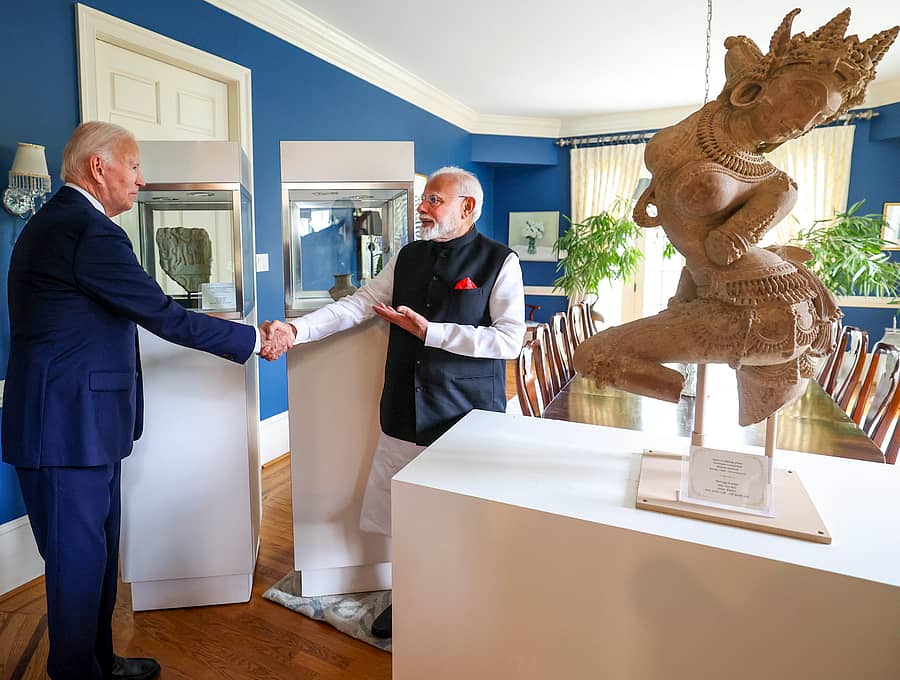 
ಅಮೆರಿಕ ಪ್ರವಾಸದಲ್ಲಿರುವ ಪ್ರಧಾನಿ ನರೇಂದ್ರ ಮೋದಿ ಅವರಿಗೆ ಅಲ್ಲಿಯ ಅಧ್ಯಕ್ಷ ಜೋ ಬೈಡನ್‌ ಅವರು ಕಳ್ಳಸಾಗಣೆಯಾಗಿದ್ದ ಕಲಾಕೃತಿಗಳನ್ನು ಹಸ್ತಾಂತರಿಸಿದರು –ಪಿಟಿಐ ಚಿತ್ರ
