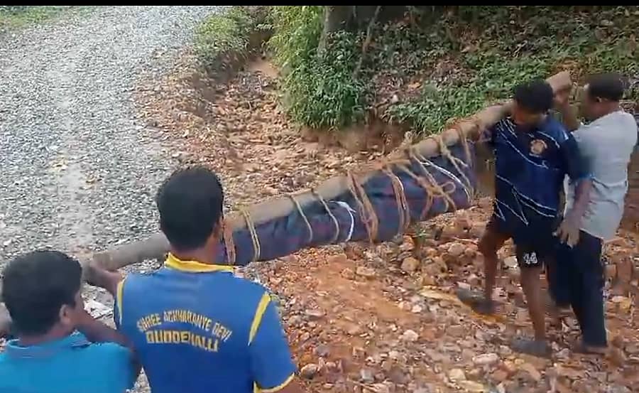 ಕಾರವಾರದ ಗುಡ್ಡೆಹಳ್ಳಿಯ ರಾಮಾ ಗೌಡ ಅವರ ಶವಕ್ಕೆ ಗ್ರಾಮಸ್ಥರು ಕಂಬಳಿ ಸುತ್ತಿ, ಕೋಲಿಗೆ ಕಟ್ಟಿಕೊಂಡು ಭನುವಾರ ಹೊತ್ತೊಯ್ದರು