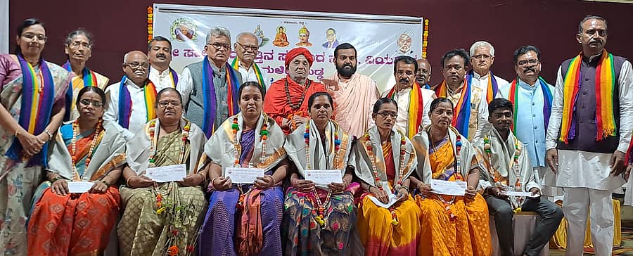 ಗುಳೇದಗುಡ್ಡದ ಸಾಲೇಶ್ವರ ಸಹಕಾರಿ ಸಂಘದ 20ನೇ ವಾರ್ಷಿಕ ಸರ್ವ ಸಾಧಾರಣ ಸಭೆಯಲ್ಲಿ ಸಂಘದ ಸದಸ್ಯರ ಪ್ರತಿಭಾವಂತ ಮಕ್ಕಳು ಮತ್ತು ಉತ್ತಮ ಗ್ರಾಹಕರನ್ನು ಸನ್ಮಾನಿಸಲಾಯಿತು