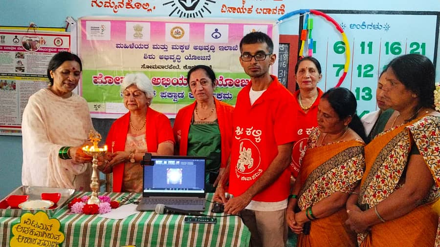 ಕುಶಾಲನಗರ ಸಮೀಪದ ಮುಳ್ಳುಸೋಗೆ ವಿನಾಯಕ ಬಡಾವಣೆಯ ಅಂಗನವಾಡಿ ಕೇಂದ್ರದಲ್ಲಿ ಪೋಷಣ್ ಅಭಿಯಾನ ಯೋಜನೆಯಡಿ ಆಯೋಜಿಸಿದ್ದ ಗರ್ಭಿಣಿಯರಿಗೆ ಸೀಮಂತ ಕಾರ್ಯಕ್ರಮವನ್ನು ಕಲ್ಕಿ ಮಾನವ ಸೇವಾ ಸಮಿತಿ ಅಧ್ಯಕ್ಷೆ ಇನಿತಾ ಉದ್ಘಾಟಿಸಿದರು