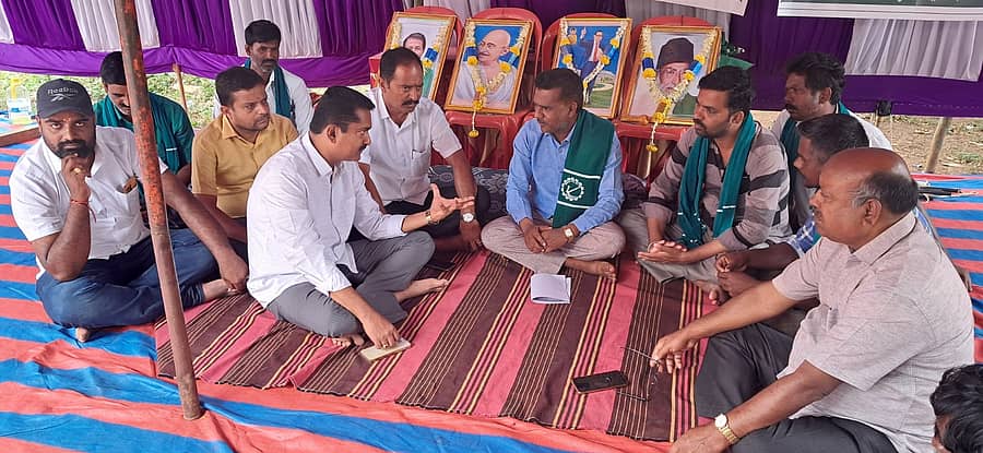 ಗುಂಡ್ಲುಪೇಟೆ ತಾಲ್ಲೂಕು ಕಚೇರಿ ಮುಂಭಾಗದಲ್ಲಿ ನಡೆಯುತ್ತಿರುವ ರೈತರ ಧರಣಿಯಲ್ಲಿ ಬಿಜೆಪಿ ಜಿಲ್ಲಾಧ್ಯಕ್ಷ ಸಿ.ಎಸ್.ನಿರಂಜನ್ಕುಮಾರ್ ಪಾಲ್ಗೊಂಡು ಬೆಂಬಲ ಸೂಚಿಸಿದರು