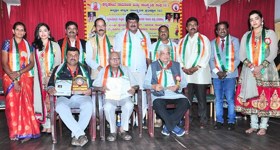 ಮೈಸೂರಿನಲ್ಲಿ ನಡೆದ ಸಮಾರಂಭದಲ್ಲಿ ಸಿ.ಪಿ.ಕೃಷ್ಣಕುಮಾರ್‌, ಟಿ.ಸತೀಶ್ ಜವರೇಗೌಡ, ಪ್ರೊ.ಕೆ.ಇ.ರಾಧಾಕೃಷ್ಣ ಅವರಿಗೆ ‘ಮಹಾತ್ಮಗಾಂಧಿ ಸದ್ಭಾವನಾ ಪ್ರಶಸ್ತಿ’ ಪ್ರದಾನ ಮಾಡಲಾಯಿತು. ಮಡ್ಡೀಕೆರೆ ಗೋಪಾಲ್, ಗುಣವಂತ ಮಂಜು ಉಪಸ್ಥಿತರಿದ್ದರು