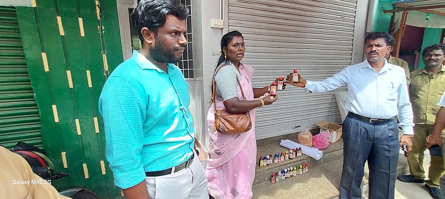 ಕೆಜಿಎಫ್ ರಾಬರ್ಟಸನ್ಪೇಟೆನಗರಸಭೆ ಅಧಿಕಾರಿಗಳು ದಾಳಿ ನಡೆಸಿದ ಸಂದರ್ಭದಲ್ಲಿ ಸಿಕ್ಕ ಸಿಂಥೆಟಿಕ್ ಬಣ್ಣದ ಬಾಟಲಿಗಳು