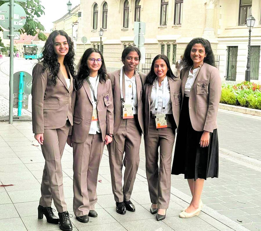 <div class="paragraphs"><p>ಚಿನ್ನ ಗೆದ್ದ ಭಾರತ ಮಹಿಳಾ ಚೆಸ್ ತಂಡ (ಎಡದಿಂದ) ತಾನಿಯಾ ಸಚ್ದೇವ್, ವಂತಿಕಾ ಅಗರವಾಲ್,<br>ಆರ್.ವೈಶಾಲಿ, ದಿವ್ಯಾ ದೇಶ್ಮುಖ್, ಮತ್ತು ದ್ರೋಣವಲ್ಲಿ ಹಾರಿಕಾ –ಎಕ್ಸ್ ಚಿತ್ರ</p></div>