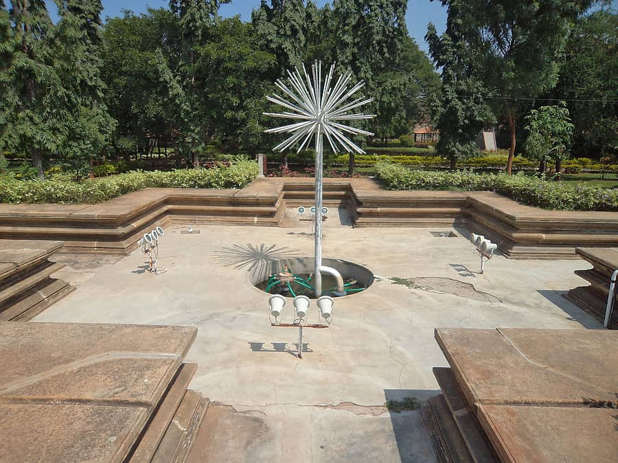 ಶ್ರೀರಂಗಪಟ್ಟಣದ ಶ್ರೀರಂಗನಾಥಸ್ವಾಮಿ ದೇವಾಲಯದ ಬಲ ಪಾರ್ಶ್ವದಲ್ಲಿ, ಯದುವಂಶದ ಒಡೆಯರ್ ದೊರೆಗಳ ಕಾಲದ ಅರಮನೆ ಇದ್ದ ಸ್ಥಳದಲ್ಲಿರುವ ವಸಂತ ಕೊಳ