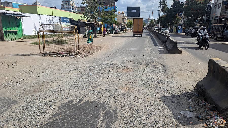 ಚಾಮರಾಜನಗರದ ಸಂತೆಮರಹಳ್ಳಿ ಸರ್ಕಲ್ ಬಳಿಯ ರಸ್ತೆಯ ದುಸ್ಥಿತಿ