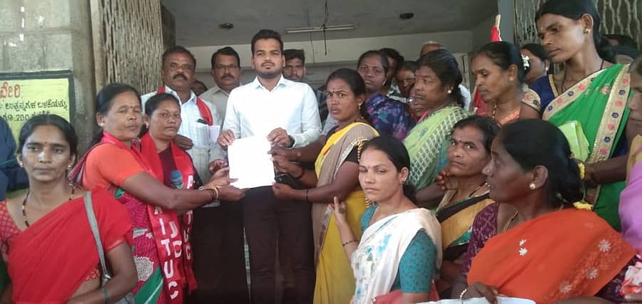 ಹೊಸದುರ್ಗದಲ್ಲಿ ಬಿಸಿಯೂಟ ತಯಾರಕರು ತಹಶೀಲ್ದಾರ್ ಮೂಲಕ ಮನವಿ ಸಲ್ಲಿಸಿದರು