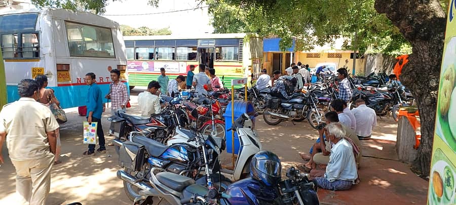 ಹಿರೇಕೆರೂರು ಬಸ್ ನಿಲ್ದಾಣದಲ್ಲಿಅಡ್ಡಾದಿಡ್ಡಿಯಾಗಿ ವಾಹನ ನಿಲುಗಡೆ ಮಾಡಲಾಗಿದೆ