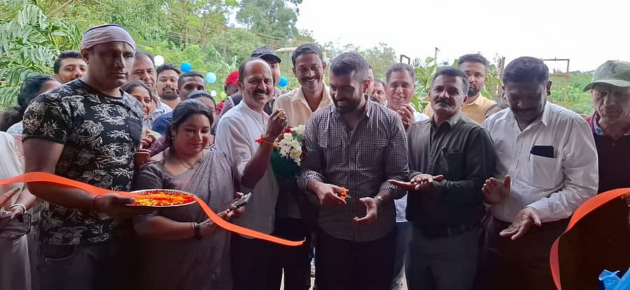 ಶಾಸಕ ಡಾ.ಮಂತರ್ಗೌಡ ಅವರು ಭಾನುವಾರ ಮಡಿಕೇರಿಯಲ್ಲಿ ದಸರಾ ಕಚೇರಿ ಉದ್ಘಾಟಿಸಿದರು