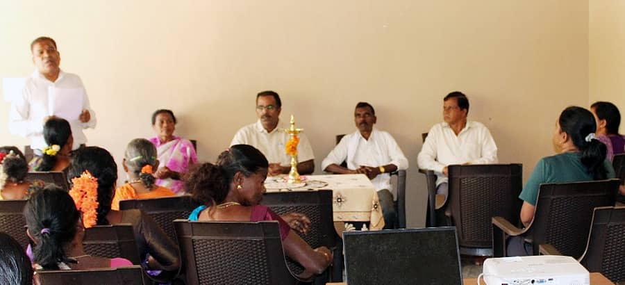 ಯಳಂದೂರು ತಾಲ್ಲೂಕಿನ ಬಿಳಿಗಿರಿರಂಗನಬೆಟ್ಟ ಯರಕನಗದ್ದೆ ಕಾಲೊನಿಯಲ್ಲಿ ಭಾನುವಾರ ಏಟ್ರೀ ಸಂಸ್ಥೆ ಸಹಭಾಗಿತ್ವದಲ್ಲಿ ಅರಣ್ಯ ಹಕ್ಕು ಸಮಿತಿಗಳ ಸದಸ್ಯರಿಗೆ ಆಯೋಜಿಸಿದ್ದ ಒಂದು ದಿನದ ಕಾರ್ಯಾಗಾರದಲ್ಲಿ ಸೋಲಿಗ ಮುಖಂಡ ಸಿ.ಮಾದೇಗೌಡ ಮಾತನಾಡಿದರು