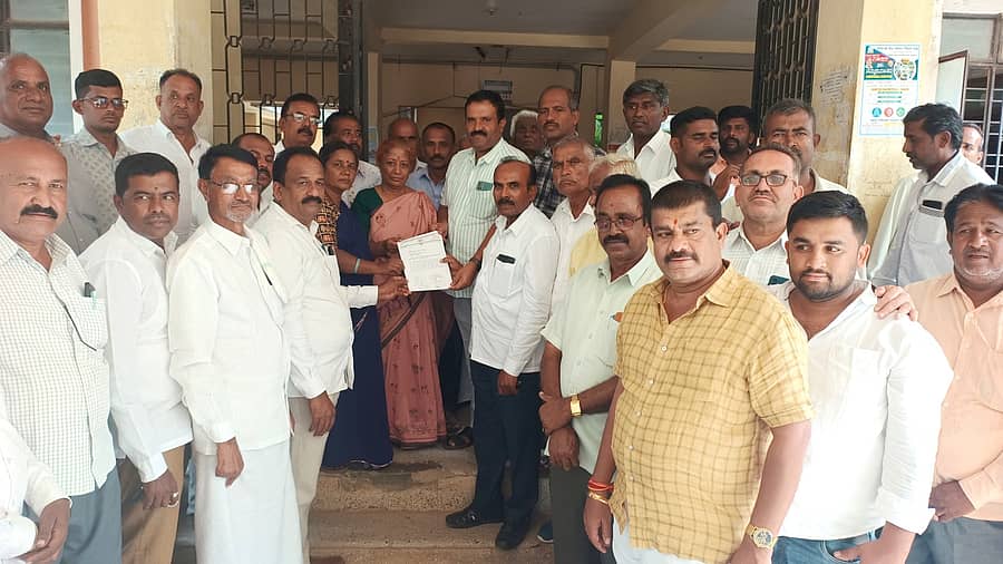 ಶಾಸಕ ಮುನಿರತ್ನ ವಜಾಕ್ಕೆ ಒತ್ತಾಯಿಸಿ ತುರುವೇಕೆರೆಯಲ್ಲಿ ಕಾಂಗ್ರೆಸ್ ಕಾರ್ಯಕರ್ತರು ಮನವಿ ಸಲ್ಲಿಸಿದರು