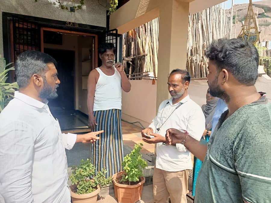 ಬೀದಿಯಲ್ಲಿ ಕಸ ಹಾಕದಂತೆ ಸಾರ್ವಜನಿಕರಲ್ಲಿ ಮನವಿ ಮಾಡುತ್ತಿರುವ ಪಾಲಿಕೆ ಸದಸ್ಯ ಶ್ರೀನಿವಾಸಲು ಮಿಂಚು