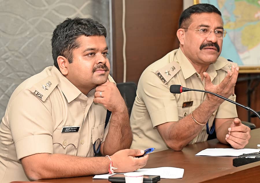 ಸಭೆಯಲ್ಲಿ ಸಿದ್ಧಾರ್ಥ ಗೋಯಲ್‌ ಹಾಗೂ ದಿನೇಶ್‌ಕುಮಾರ್‌ ಅವರು ಪರಿಶಿಷ್ಟ ಜಾತಿ, ಪರಿಶಿಷ್ಟ ಪಂಗಡದವರ ಅಹವಾಲು ಆಲಿಸಿದರು: ಪ್ರಜಾವಾಣಿ ಚಿತ್ರ 