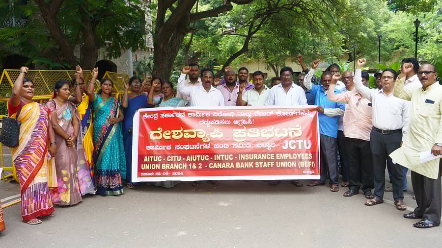 ಕೇಂದ್ರ ಸರ್ಕಾರದ ವಿರುದ್ಧ ಸೋಮವಾರ ಕಾರ್ಮಿಕ ಸಂಘಟನೆಗಳು ನೀಡಿದ್ದ ಪ್ರತಿಭಟನಾ ಕರೆಗೆ ಓಗೊಟ್ಟು, ಜೆಸಿಟಿಯು ನೇತೃತ್ವದಲ್ಲಿ ಬಳ್ಳಾರಿ ಜಿಲ್ಲಾ ಕೇಂದ್ರದಲ್ಲಿಯೂ ಪ್ರತಿಭಟನೆ ನಡೆಸಲಾಯಿತು