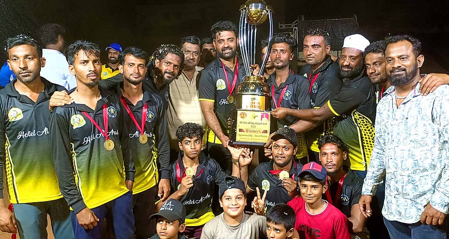 ವಿಜಯಪುರದ ಸರ್ಕಾರಿ ಪದವಿ ಪೂರ್ವ ಕಾಲೇಜು ಮೈದಾನದಲ್ಲಿ ನಡೆದ ಎ.ಪಿ.ಜೆ.ಅಬ್ದುಲ್ ಕಲಾಂ ಕಪ್-2024 ಕ್ರಿಕೆಟ್ ಪಂದ್ಯಾವಳಿಯಲ್ಲಿ ಪ್ರಥಮ ಬಹುಮಾನ ಪಡೆದ ತಂಡದ ಆಟಗಾರರು ಸಂಭ್ರಮಿಸಿದರು